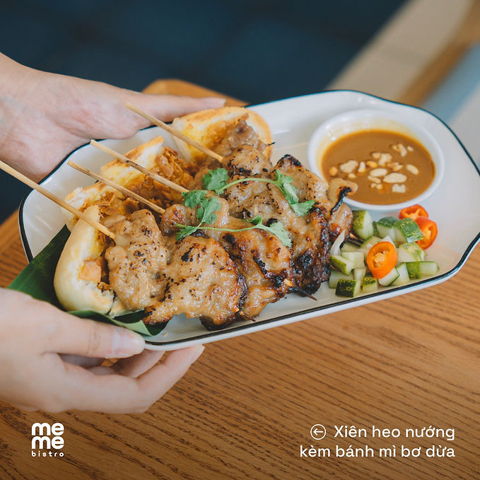 Xiên Heo nướng ăn kèm bánh mì bơ dừa